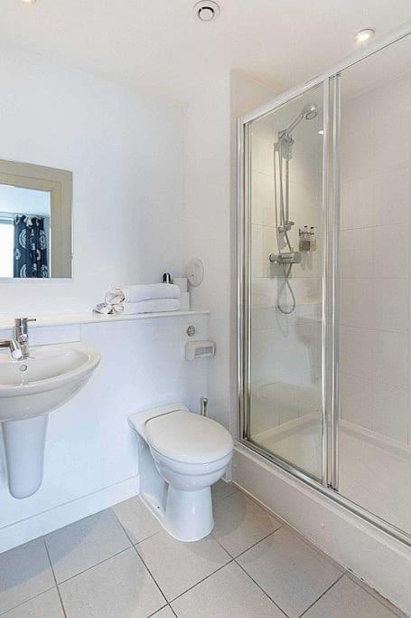 Modern 2 Bed Apartment With Stunning Seaside View Edinburgh Exterior photo